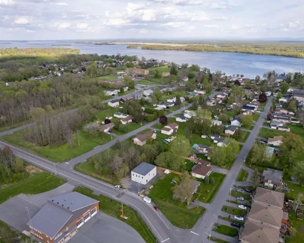 Concrete delivery and concrete pump services in Glen Walter Ontario by Modcon Mobile Concrete | Services de livraison de béton et de pompe à béton à Glen Walter Ontario par Béton Mobile Modcon